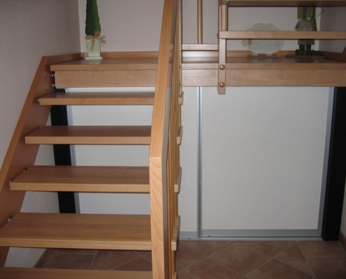 Holztreppe mit Garderobenschrank
