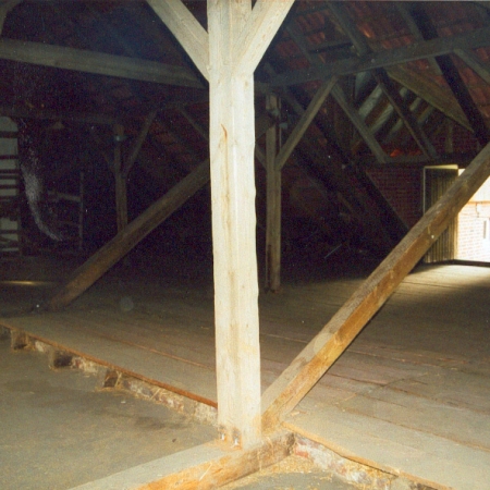 Dachboden-Ausbau mit Holzbalken